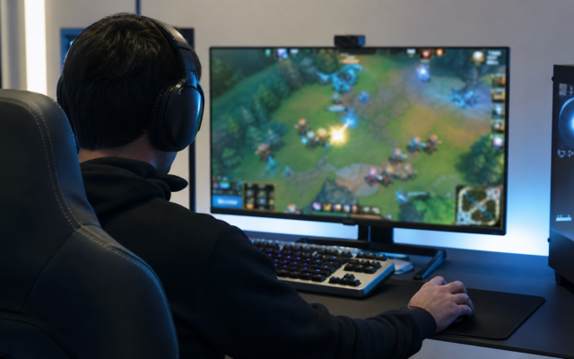 Jugador entrena en una estación de eSports con monitor y audífonos