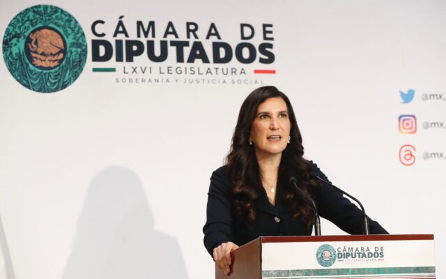 Kenia López Rabadán ofrece un mensaje en la Cámara de Diputados
