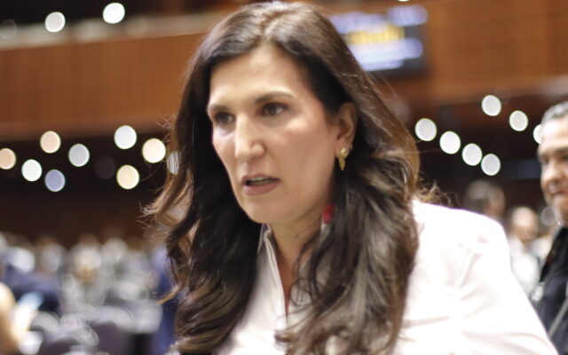Kenia López Rabadán durante una entrevista en el salón de sesiones de la Cámara de Diputados.