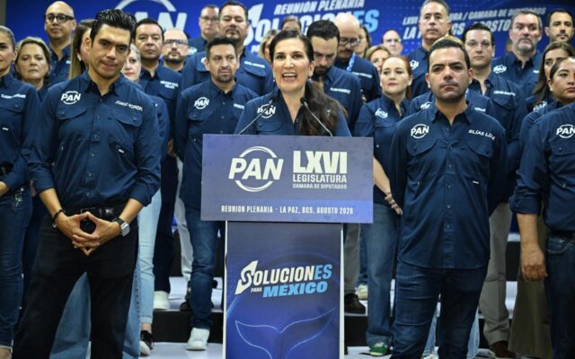 Kenia López Rabadán habla ante legisladores del PAN en una reunión plenaria en La Paz