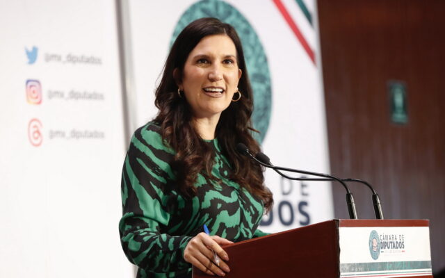 Kenia López Rabadán ofrece un mensaje en la Cámara de Diputados