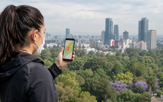 Persona consulta un mapa de calidad del aire de CDMX antes de salir a caminar