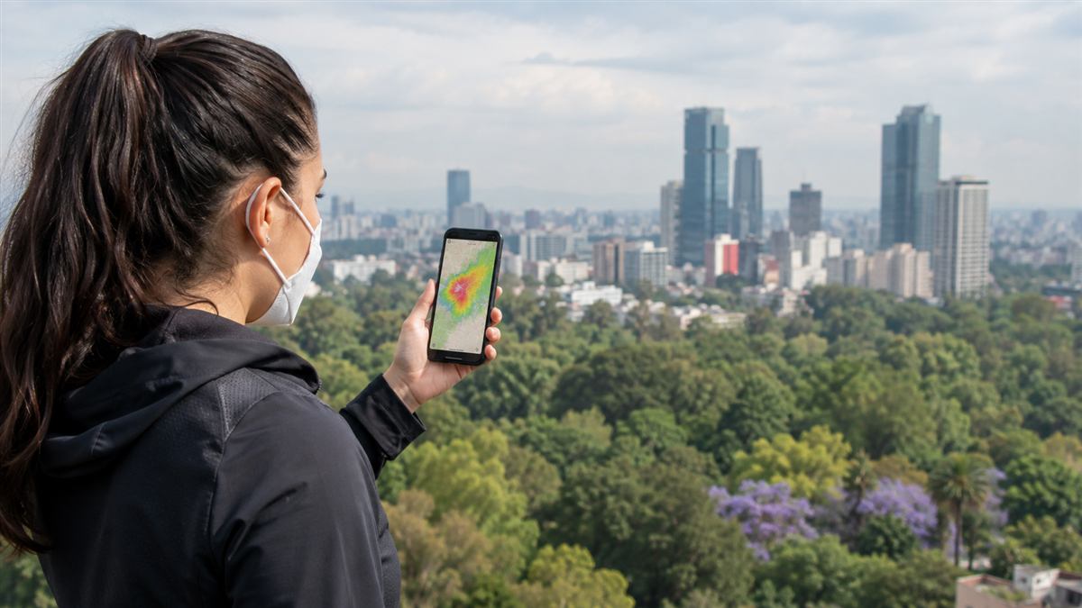 Persona consulta un mapa de calidad del aire de CDMX antes de salir a caminar