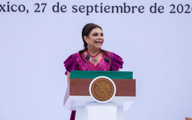 Clara Brugada habla desde el atril presidencial durante la bienvenida a Claudia Sheinbaum en el Zócalo.